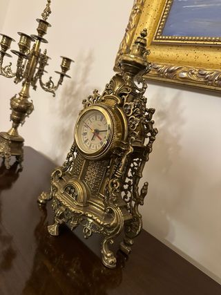 Orologio da tavolo e candelabri in ottone