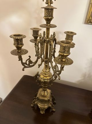 Orologio da tavolo e candelabri in ottone