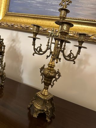 Orologio da tavolo e candelabri in ottone