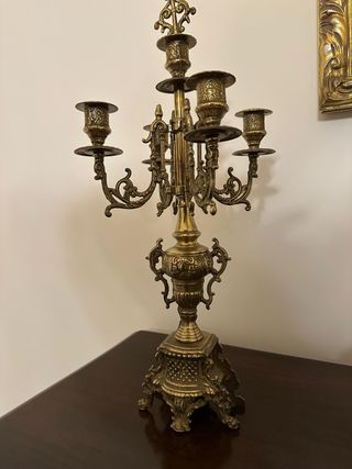 Orologio da tavolo e candelabri in ottone