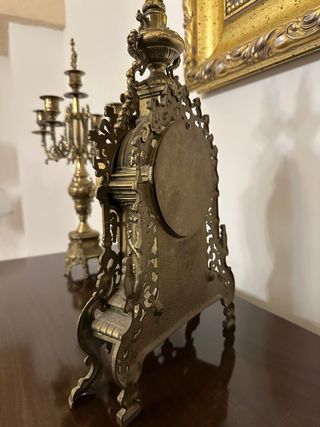 Orologio da tavolo e candelabri in ottone
