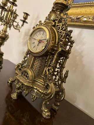 Orologio da tavolo e candelabri in ottone