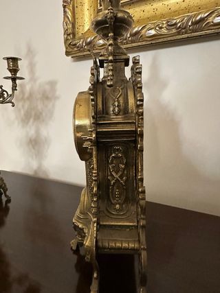 Orologio da tavolo e candelabri in ottone