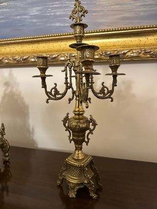 Orologio da tavolo e candelabri in ottone