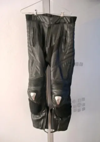 Calças de mota em pele