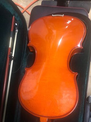 Violín con estuche y arco