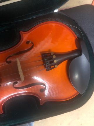 Violín con estuche y arco