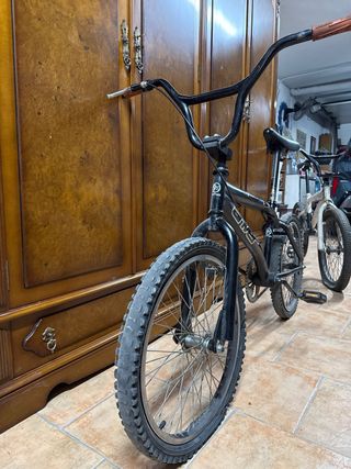 Bicicleta BMX blancla y Bicileta negra