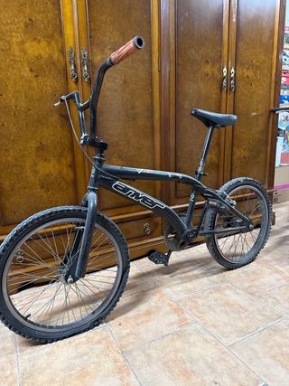 Bicicleta BMX blancla y Bicileta negra