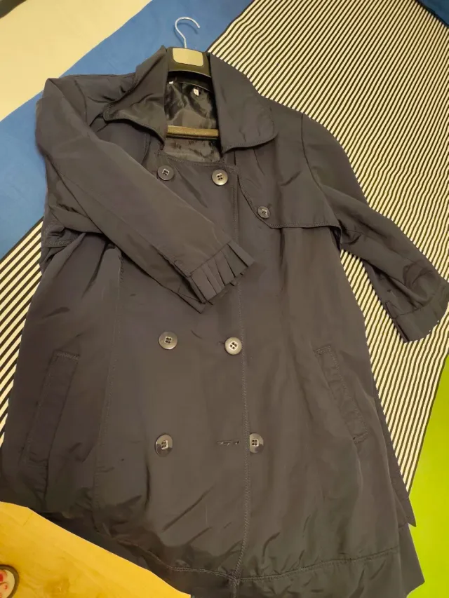 Gabardina azul marino con puños plisados. T.50