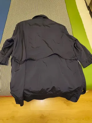 Gabardina azul marino con puños plisados. T.50