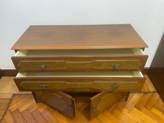 dormitorio: cama 105, mesitas, cómoda madera noble