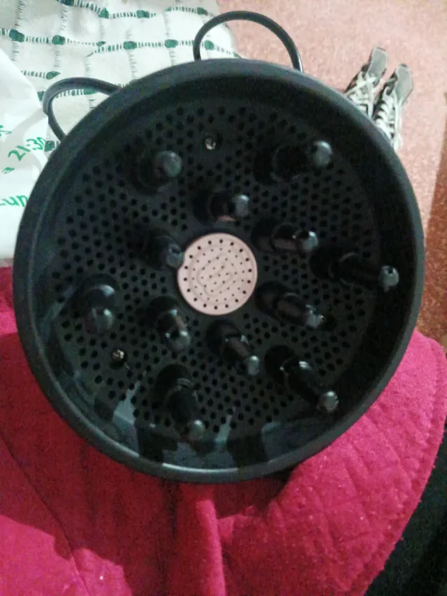 Secador de pelo negro y dorado bellísima