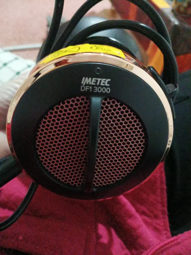 Secador de pelo negro y dorado bellísima