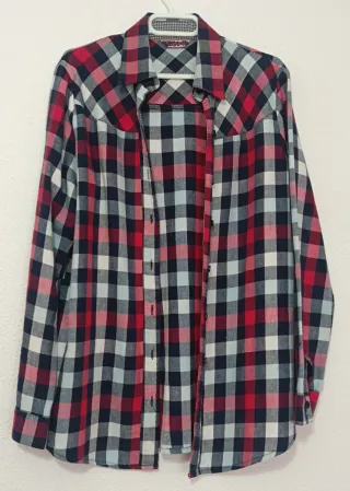 Camisa de cuadros azul y rojo
