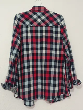 Camisa de cuadros azul y rojo