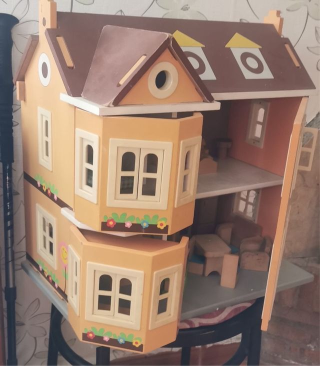 Casa de muñecas de madera