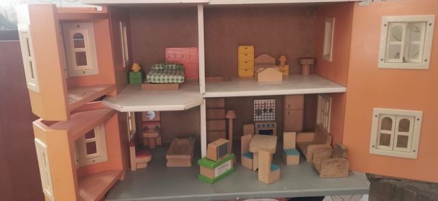 Casa de muñecas de madera