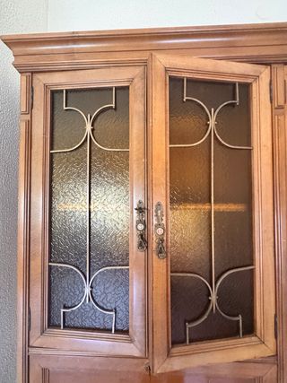 Mueble de madera con vitrinas