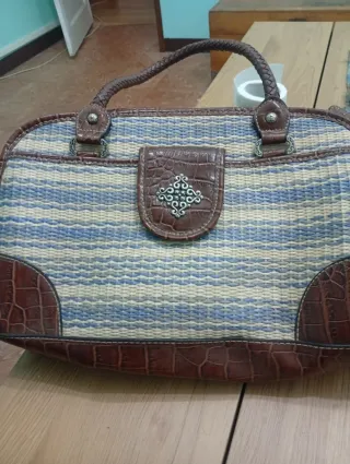 Bolso piel cocodrilo detalles plateados