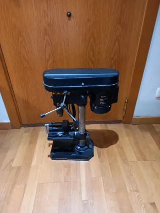 Taladro de columna negro