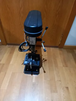 Taladro de columna negro