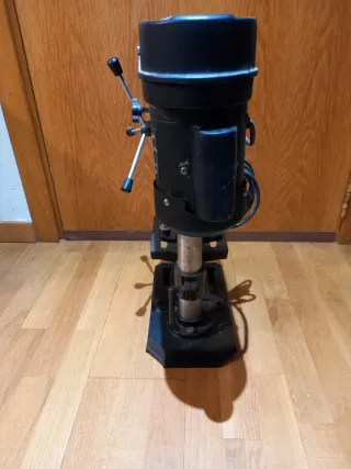 Taladro de columna negro