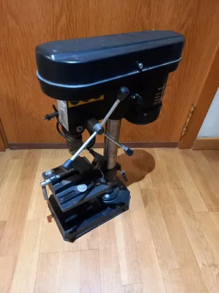 Taladro de columna negro