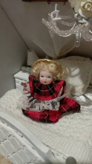 Bambola porcellana per casa delle bambole