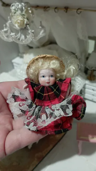 Bambola porcellana per casa delle bambole