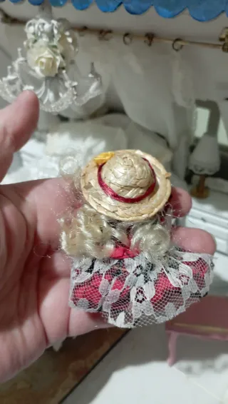 Bambola porcellana per casa delle bambole