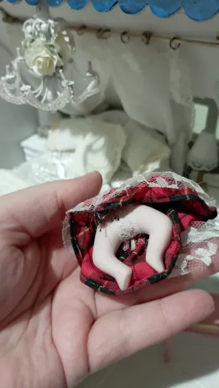 Bambola porcellana per casa delle bambole