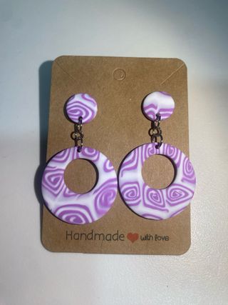 Pendientes artesanales arcilla morado y blanco