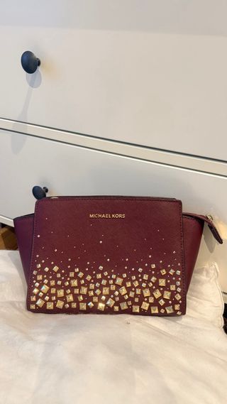 Bolso Michael Kors Morado con Detalles Dorados