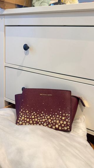 Bolso Michael Kors Morado con Detalles Dorados