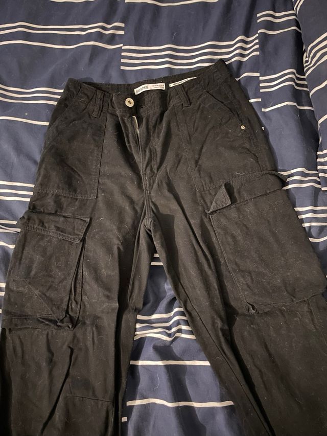 Pantalón cargo Bershka negro talla 38