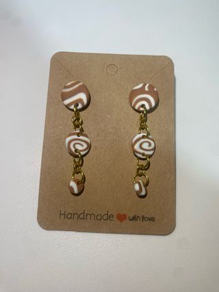 Pendientes artesanales arcilla marrones y blancos