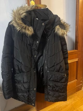 Abrigo negro con capucha y pelo