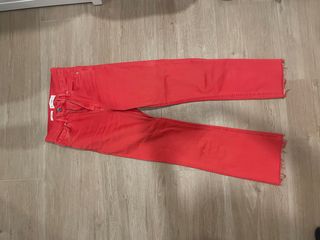 Pantalón vaquero rojo desgastado