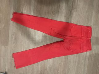 Pantalón vaquero rojo desgastado