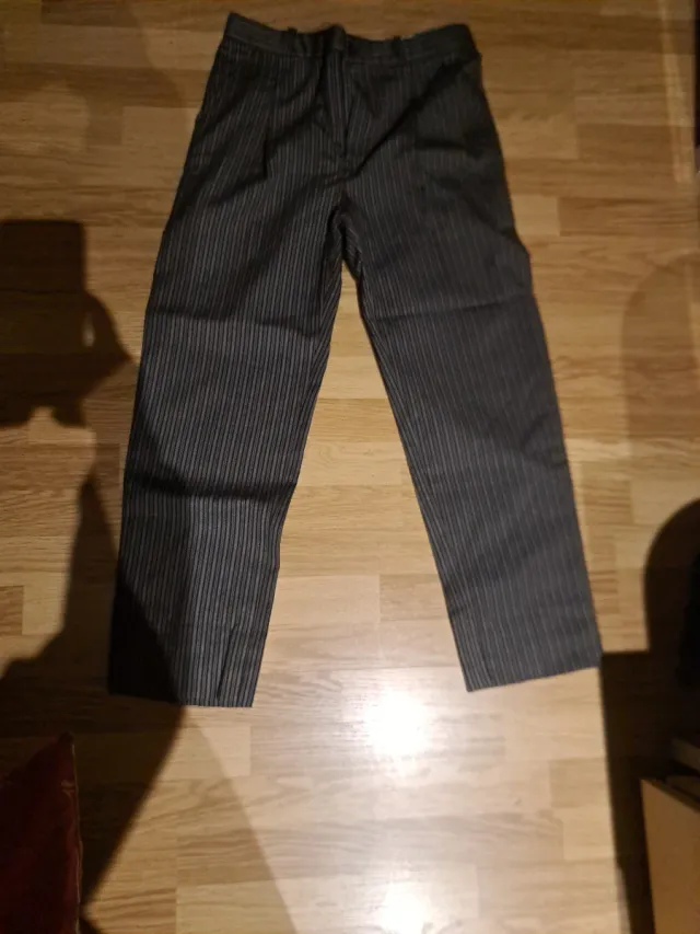 Pantalones de vestir grises a rayas