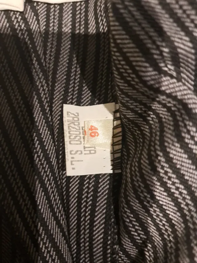 Pantalones de vestir grises a rayas