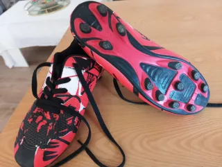 Botas de fútbol rojas y negras