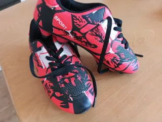 Botas de fútbol rojas y negras