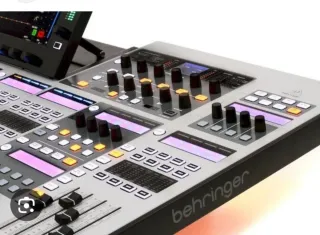 Mesa sonido Behringer Wing y flight case ruedas