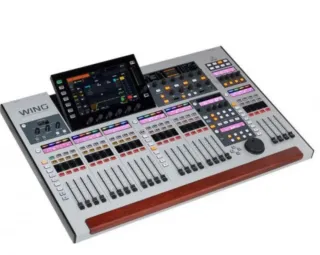 Mesa sonido Behringer Wing y flight case ruedas