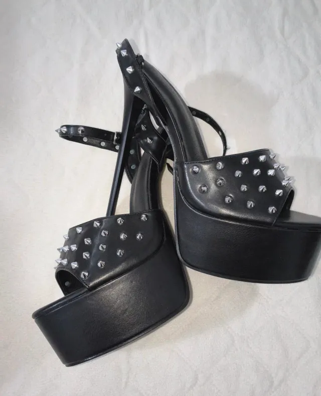 Scarpe tacco alto con borchie