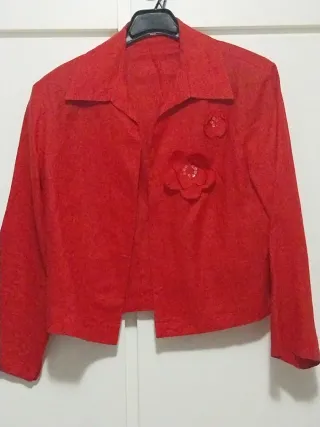 Chaqueta roja con flores