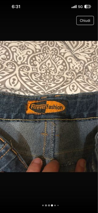 Jeans donna con motivo su tasca