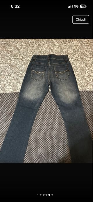 Jeans donna con motivo su tasca